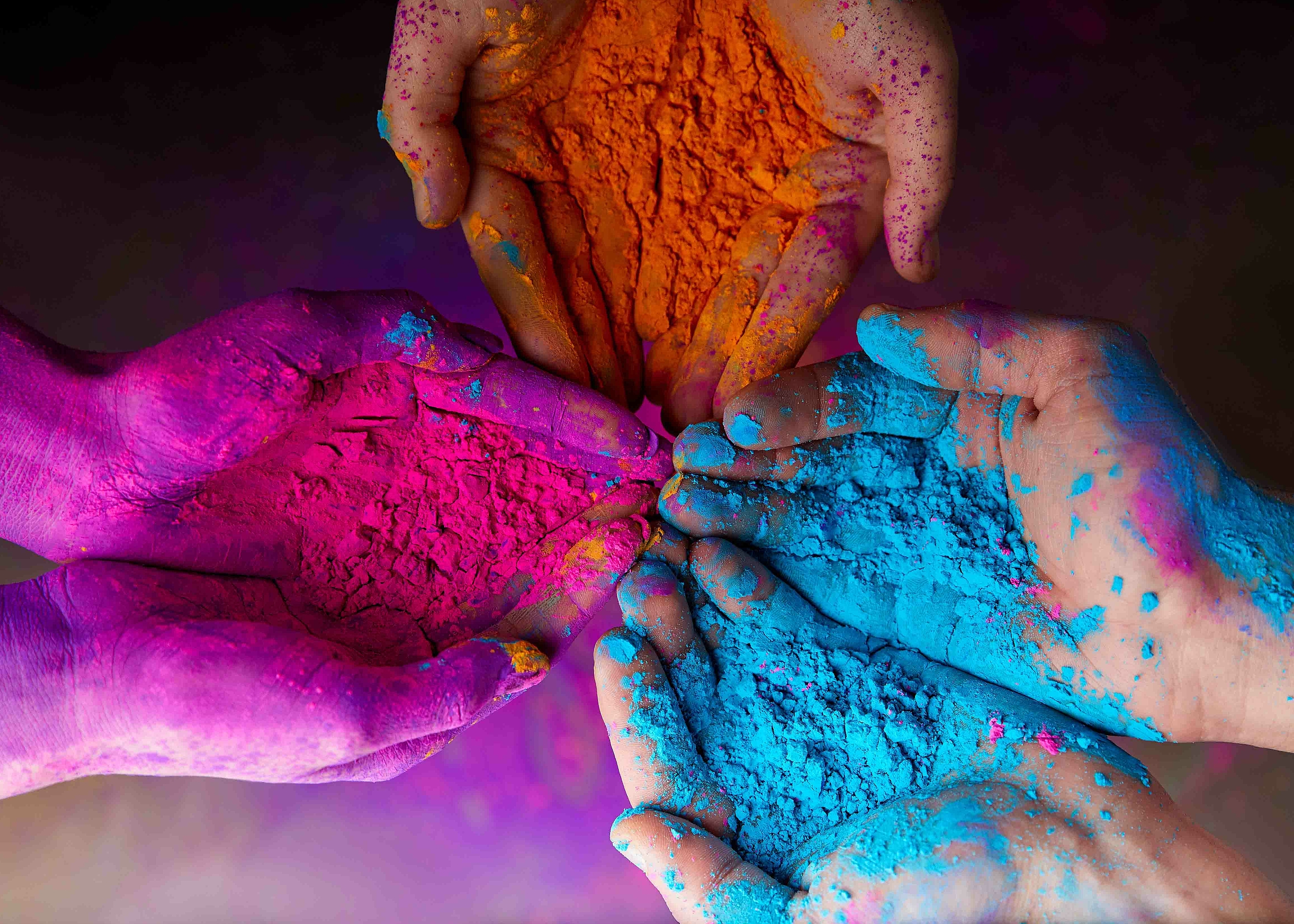 Hände mit verschiedenen Farben in der Hand 