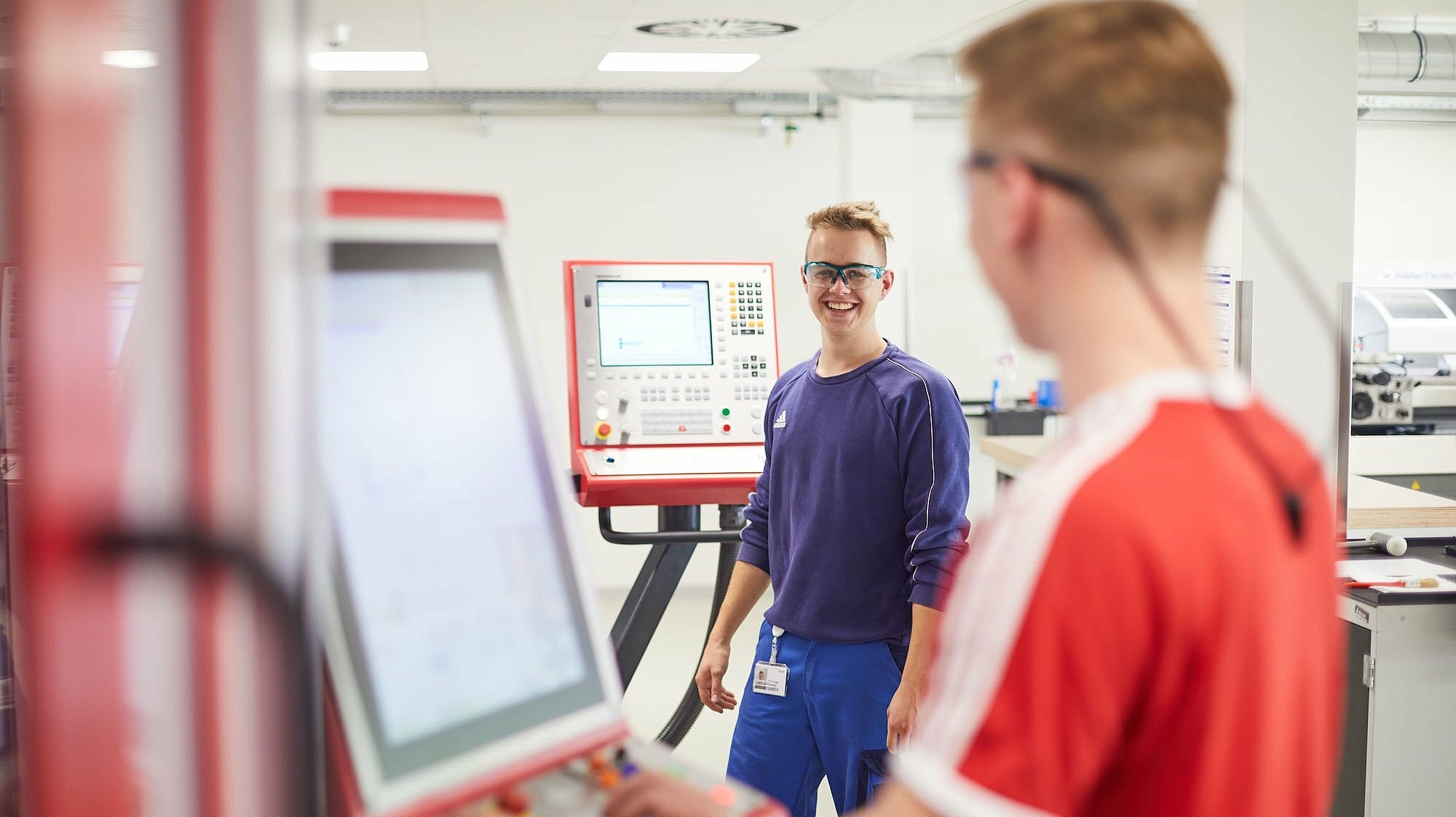 Azubis im Vetter Ausbildungszentrum an der Fräsmaschine