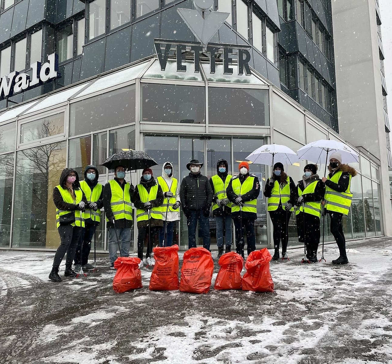 Vetter goes social. Gruppenbild von Auszubildenden und Studierenden die zusammen Müll sammeln 