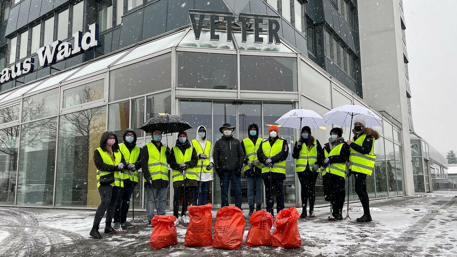 Vetter goes social. Gruppenbild von Auszubildenden und Studierenden die zusammen Müll sammeln 