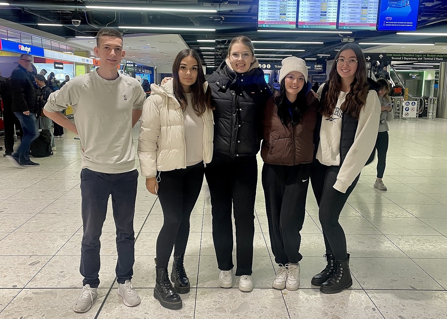 Gruppenbild von Auszubildenden am Flughafen 