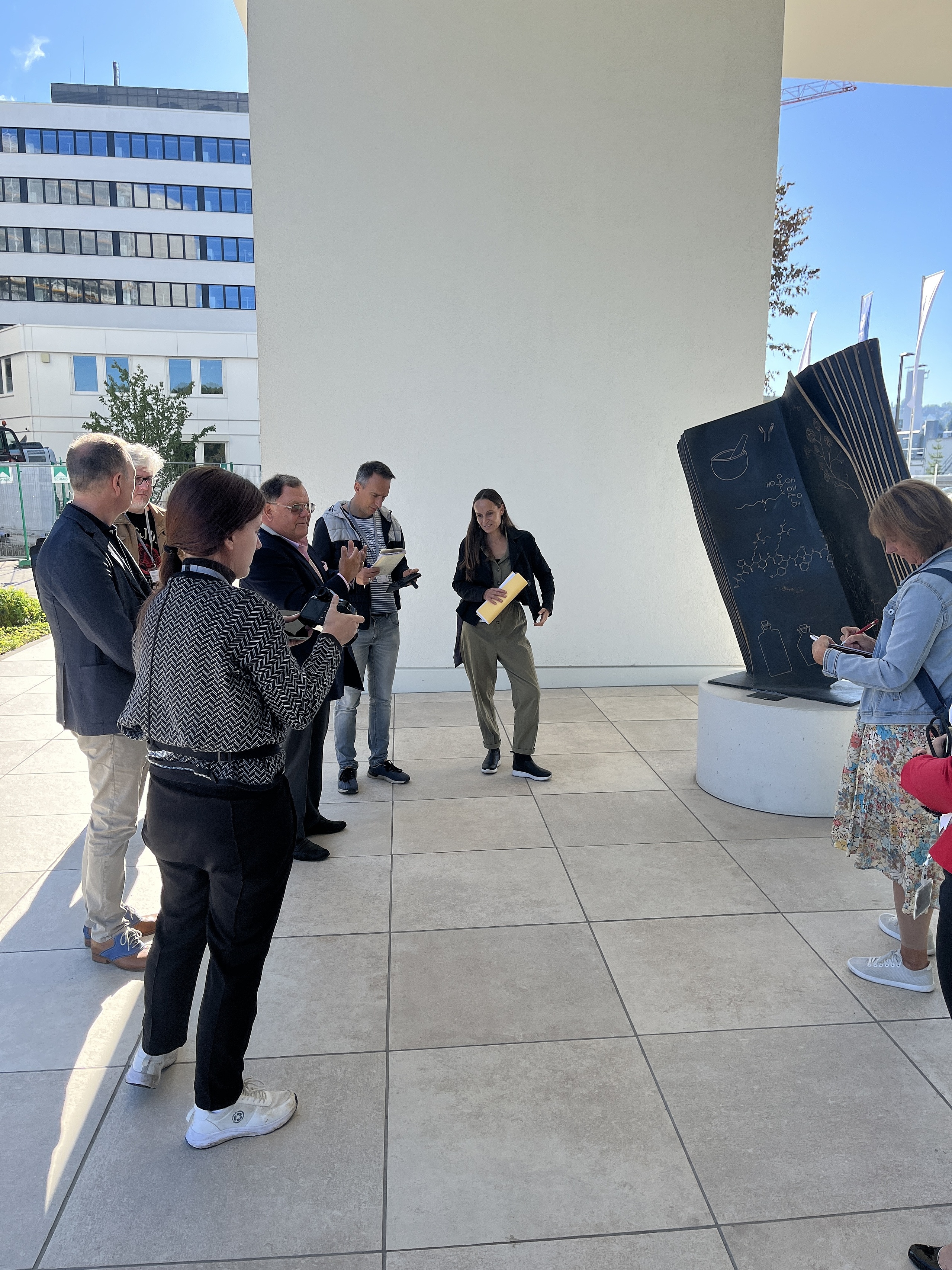 Kunstsammlung die außerhalb vom Headquarter Gebäude steht 