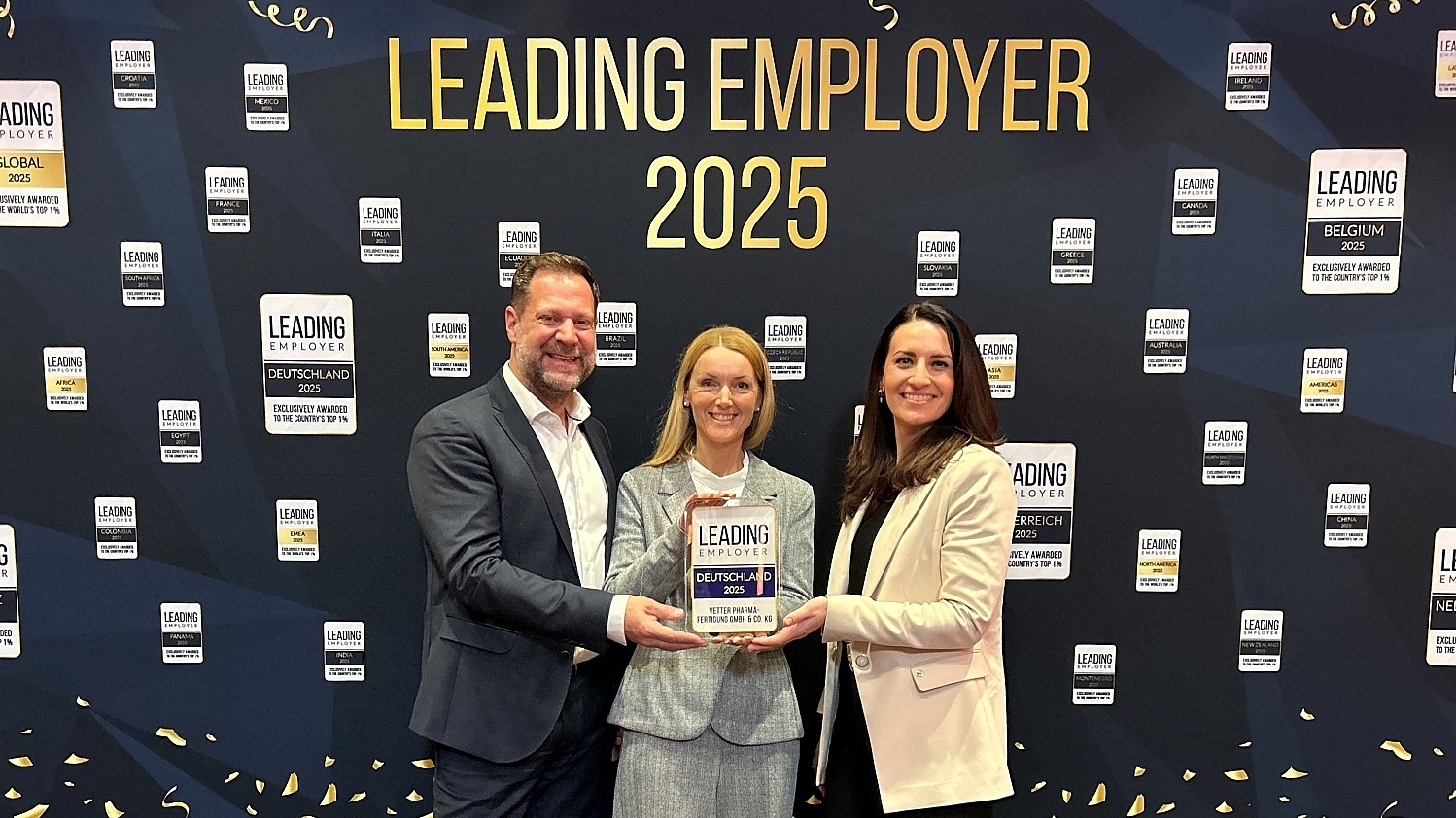 Auf der Preisverleihung nehmen Senior Vice President HR Tobias Bürger, die Teamleiterin Employer & Online Marketing Bettina Schwarz sowie Senior Managerin On-/Offboarding Jule Kessler den Leading Employer Award 2025 für Vetter entgegen