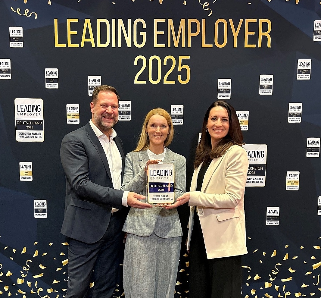 Auf der Preisverleihung nehmen Senior Vice President HR Tobias Bürger, die Teamleiterin Employer & Online Marketing Bettina Schwarz sowie Senior Managerin On-/Offboarding Jule Kessler den Leading Employer Award 2025 für Vetter entgegen