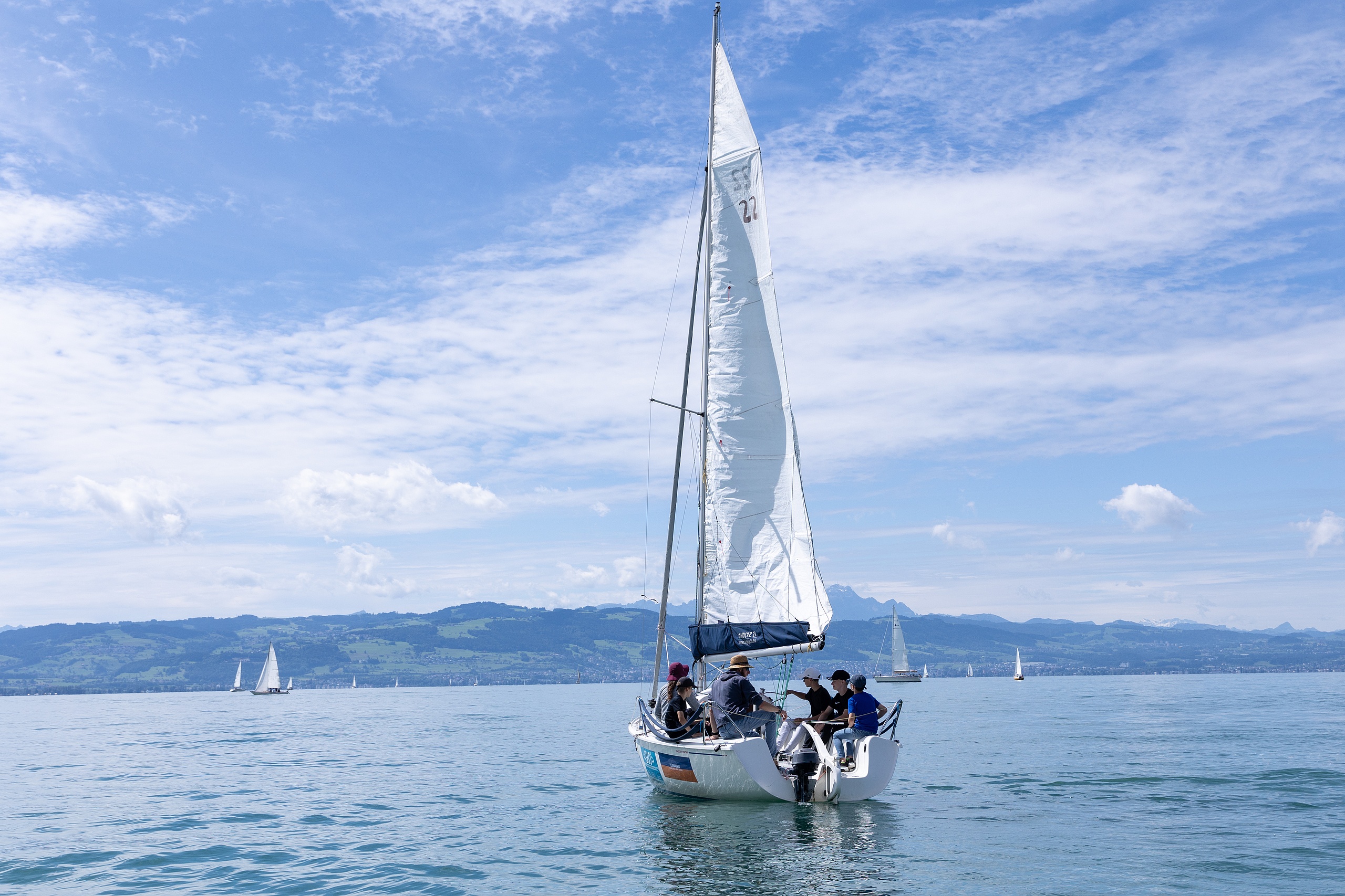 Kinder auf einem Boot auf dem See 