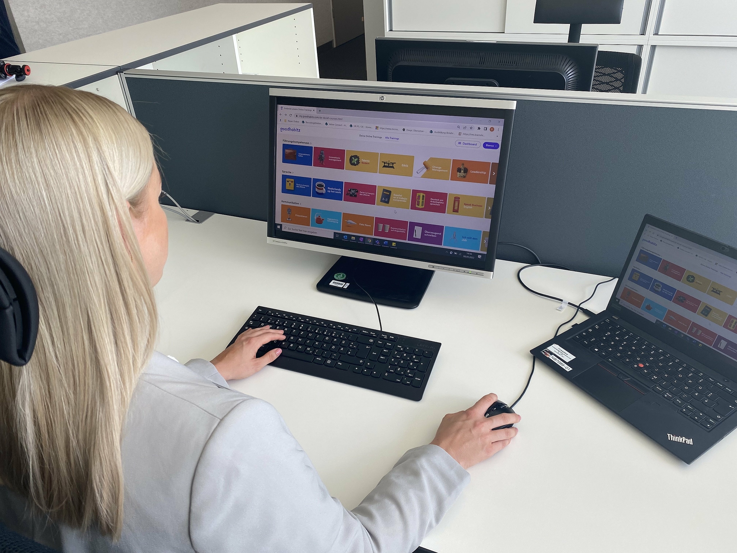 Eine Mitarbeiterin die an ihrem Computer GoodHabitz geöffnet hat 