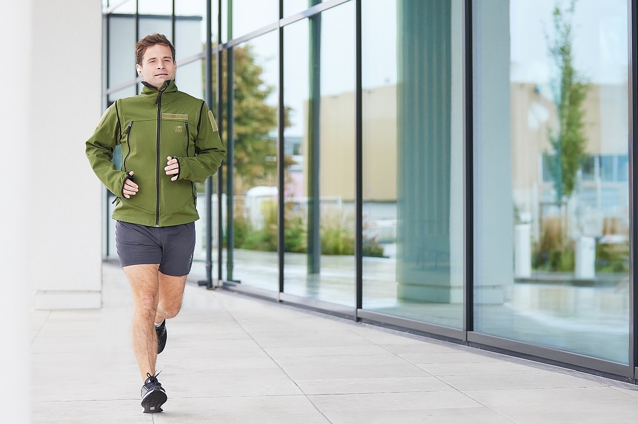 Ein Mitarbeiter joggt am Headquarter-Gebäude vorbei 