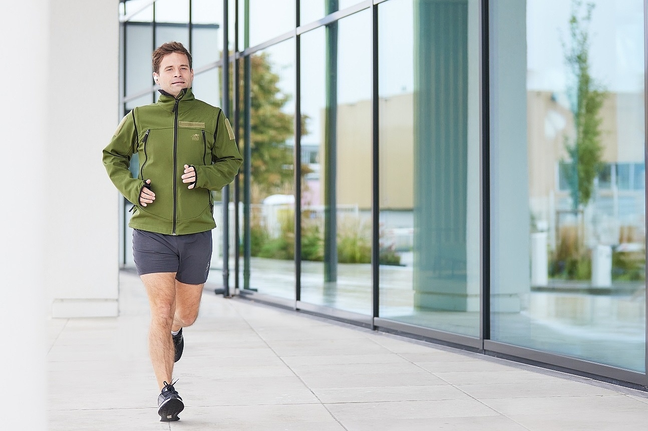 Ein Mitarbeiter joggt am Headquarter-Gebäude vorbei 