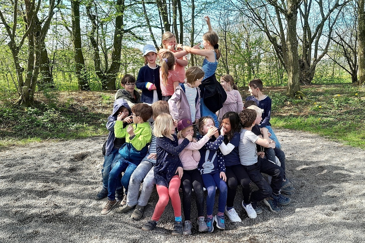 Kinder spielen auf einem Spielplatz beim Vetter Kids Oster-Ferienprogramm