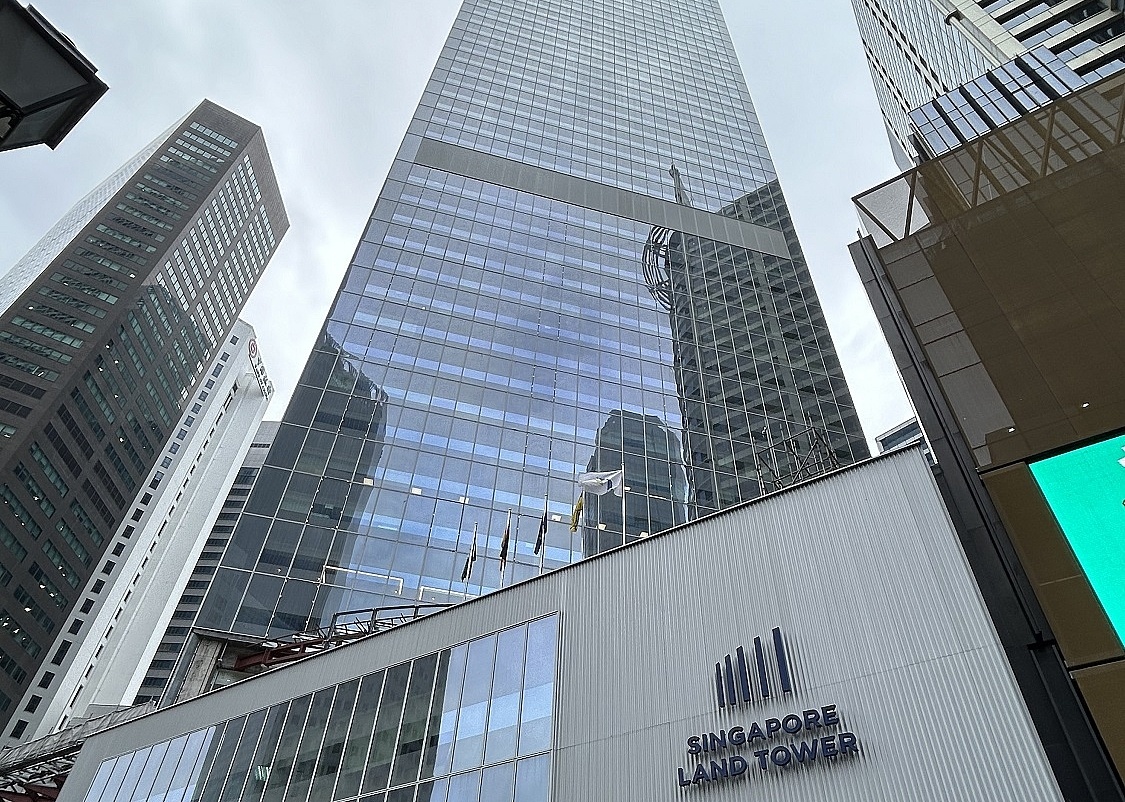Vetter-Standort: Wolkenkratzer mit dem Schriftzug Land Tower in Singapur