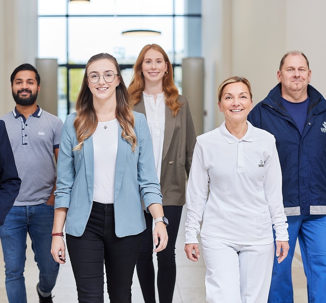 Gruppenbild Mitarbeitende im Flur 