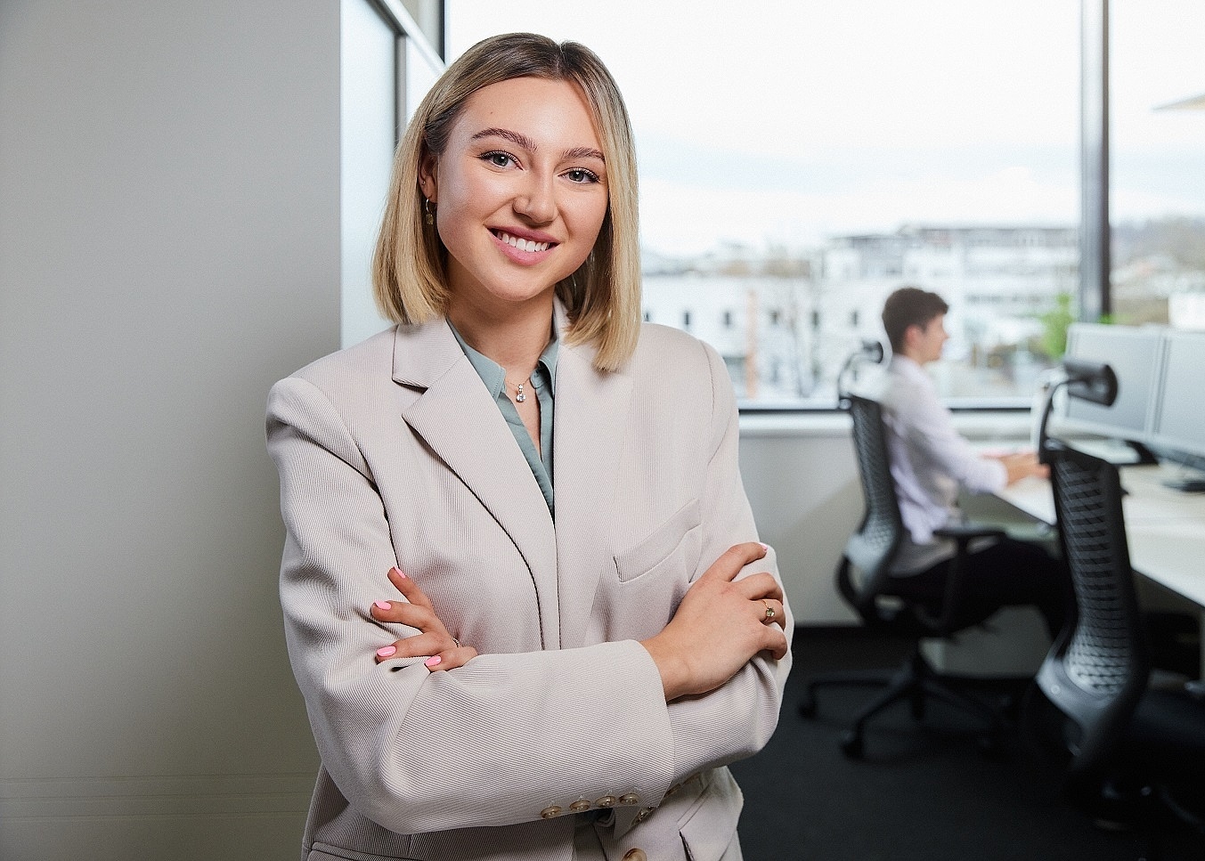 Die Auszubildende Irina wird Industriekauffrau und steht an ihrem Arbeitsplatz