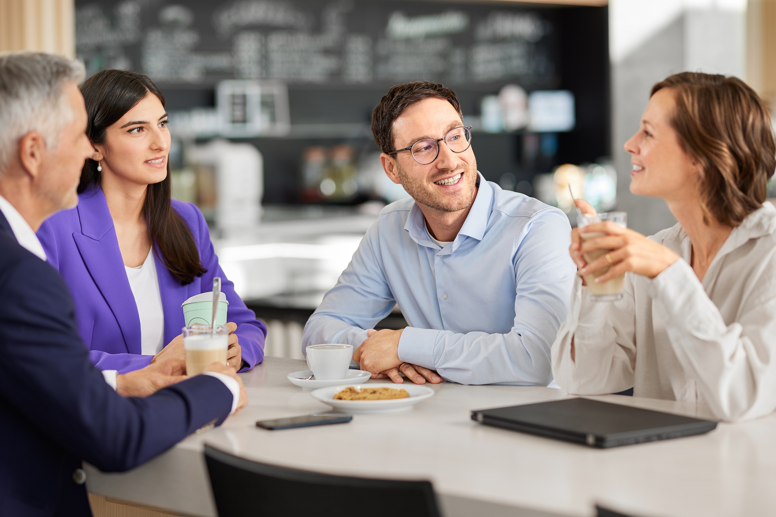 Mitarbeitende die zusammen einen Kaffee trinken 