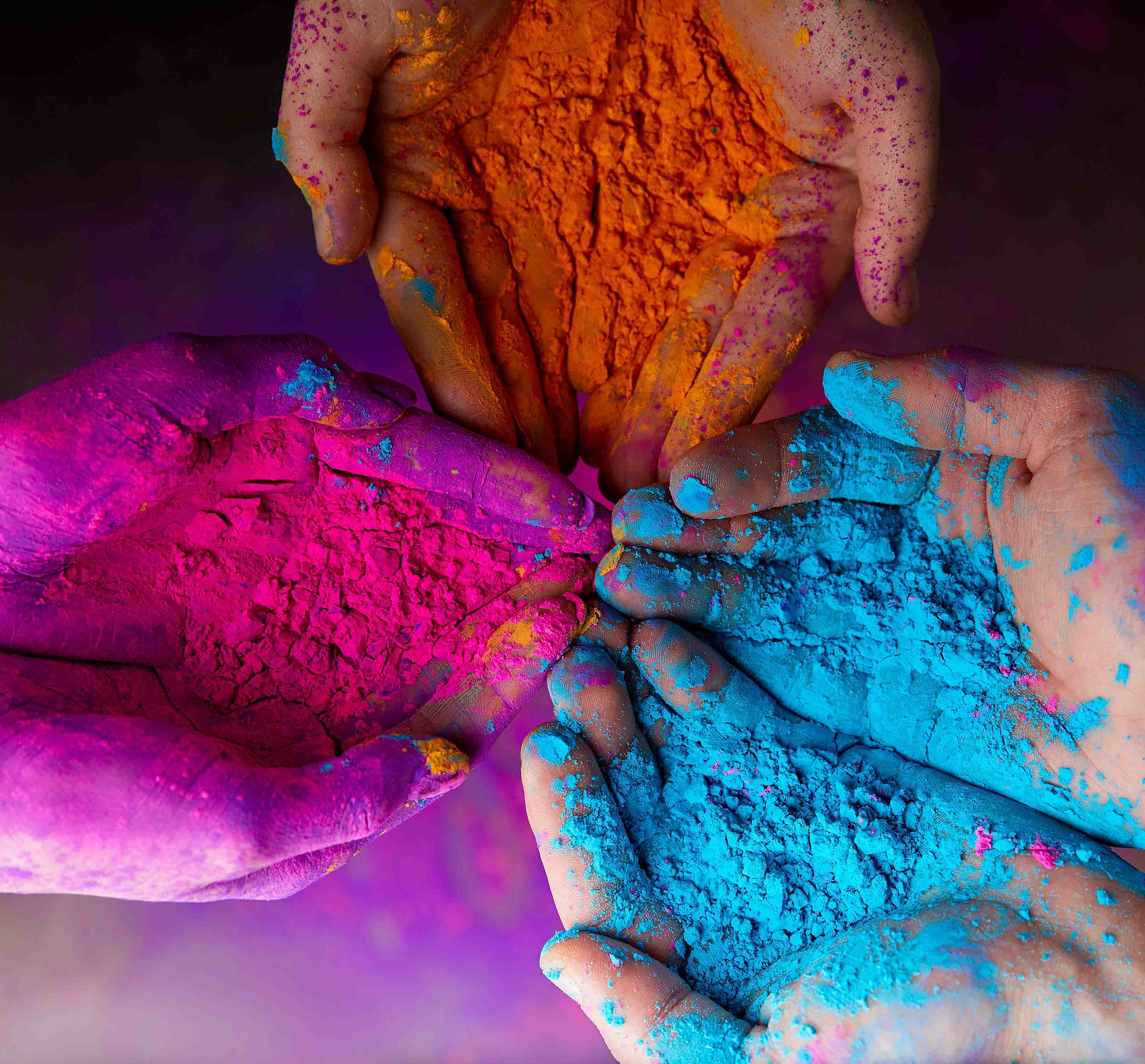 Hände mit verschiedenen Farben in der Hand 