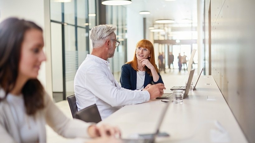 Mitarbeitende die im Flur arbeiten 