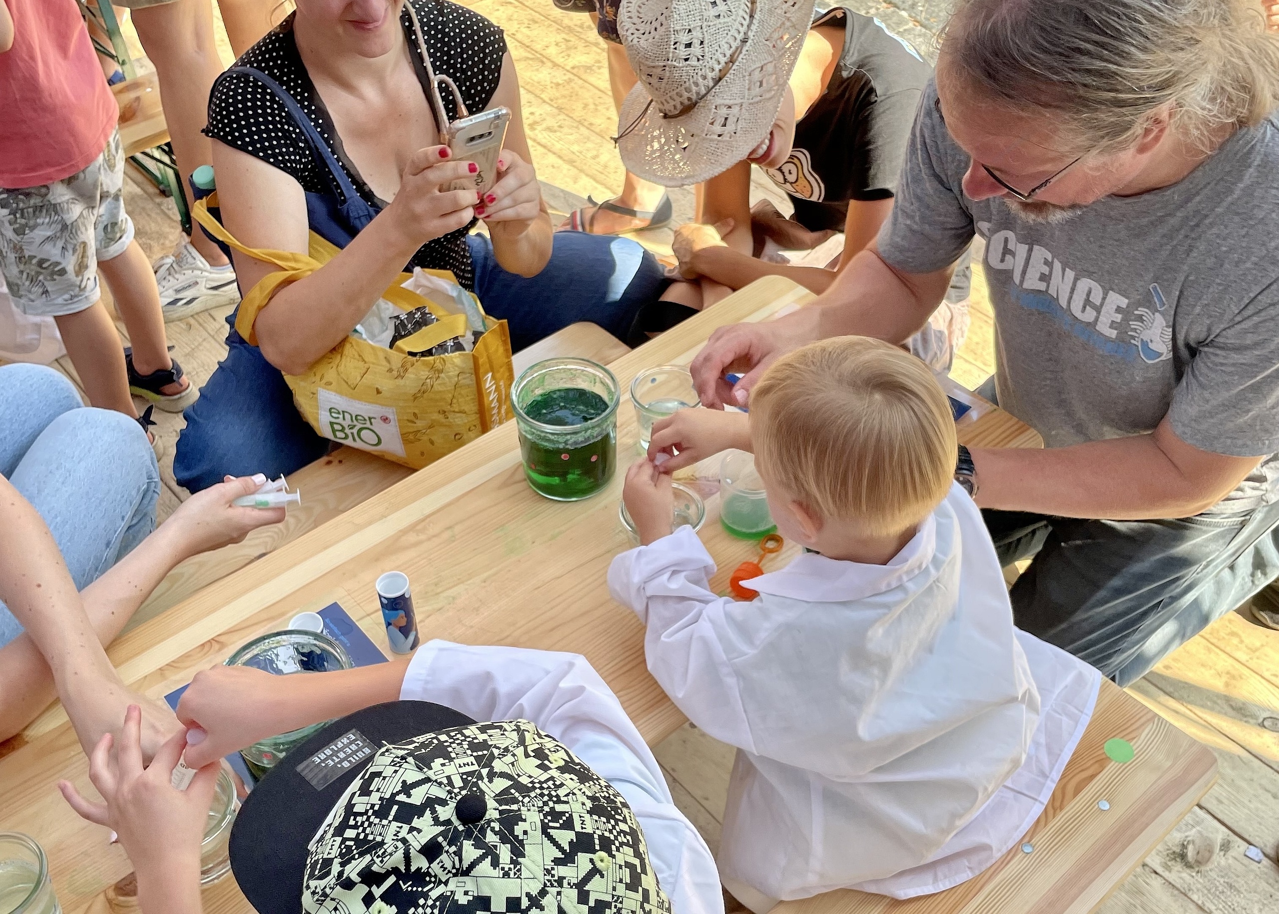 Kinder die ihre eigene Seifenblasen bei Ravensburg spielt herstellen 