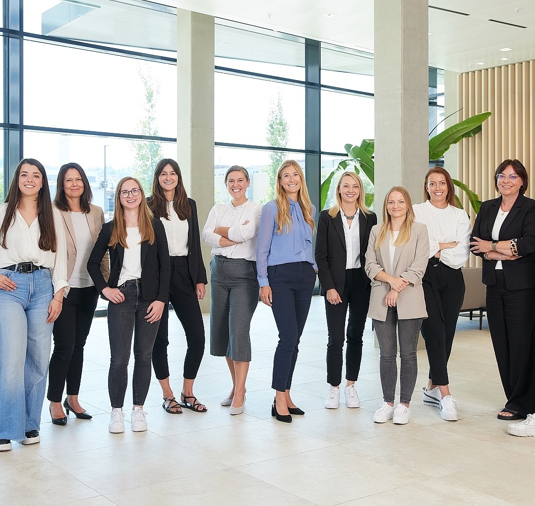 Gruppenbild der HR Recruiting am Empfang des Headquarter Gebäude 