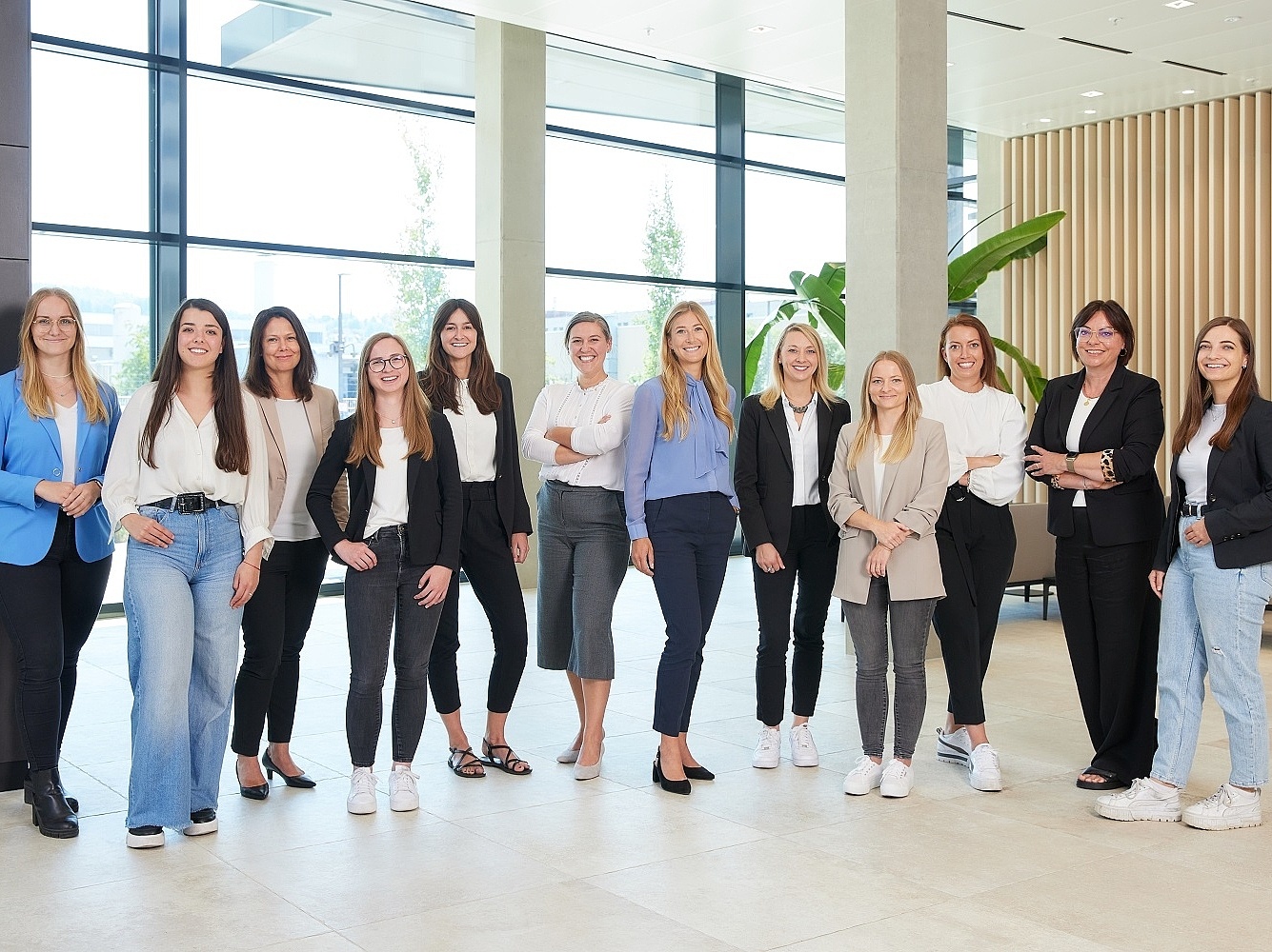 Gruppenbild der HR Recruiting am Empfang des Headquarter Gebäude 