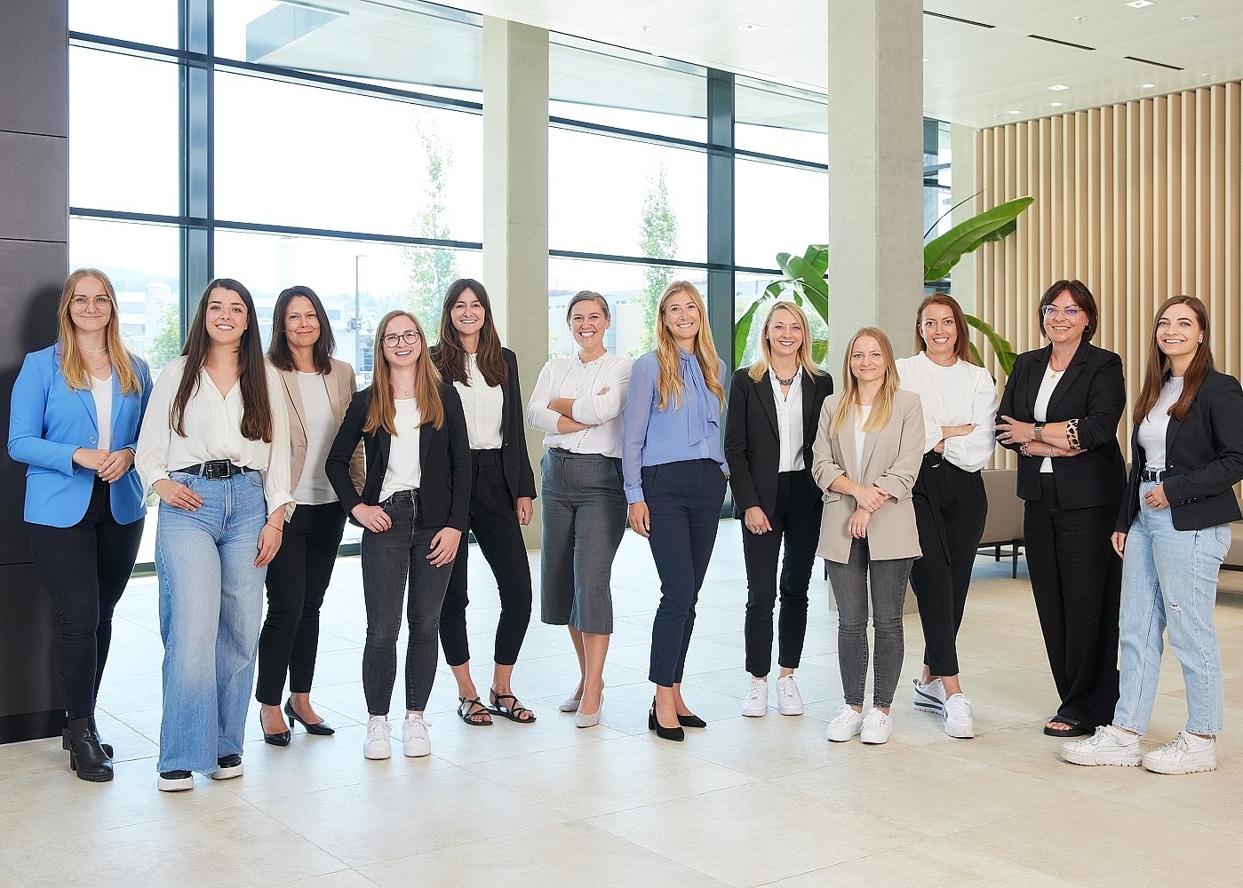 Gruppenbild der HR Recruiting am Empfang des Headquarter Gebäude 