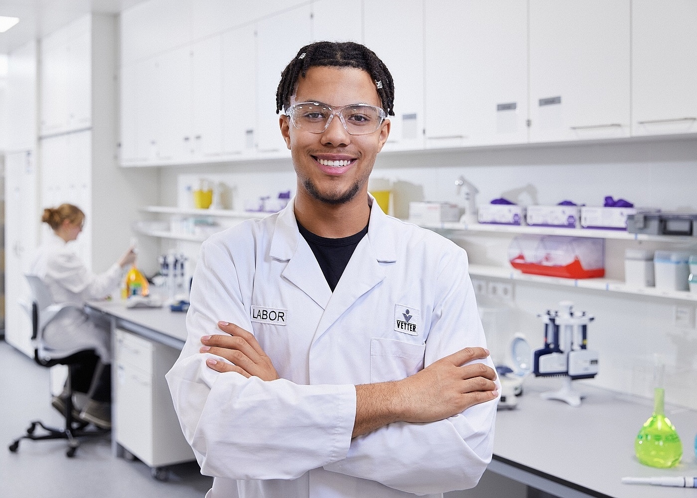 Azubi Nicolas wird bei Vetter zum Chemielaboranten ausgebildet