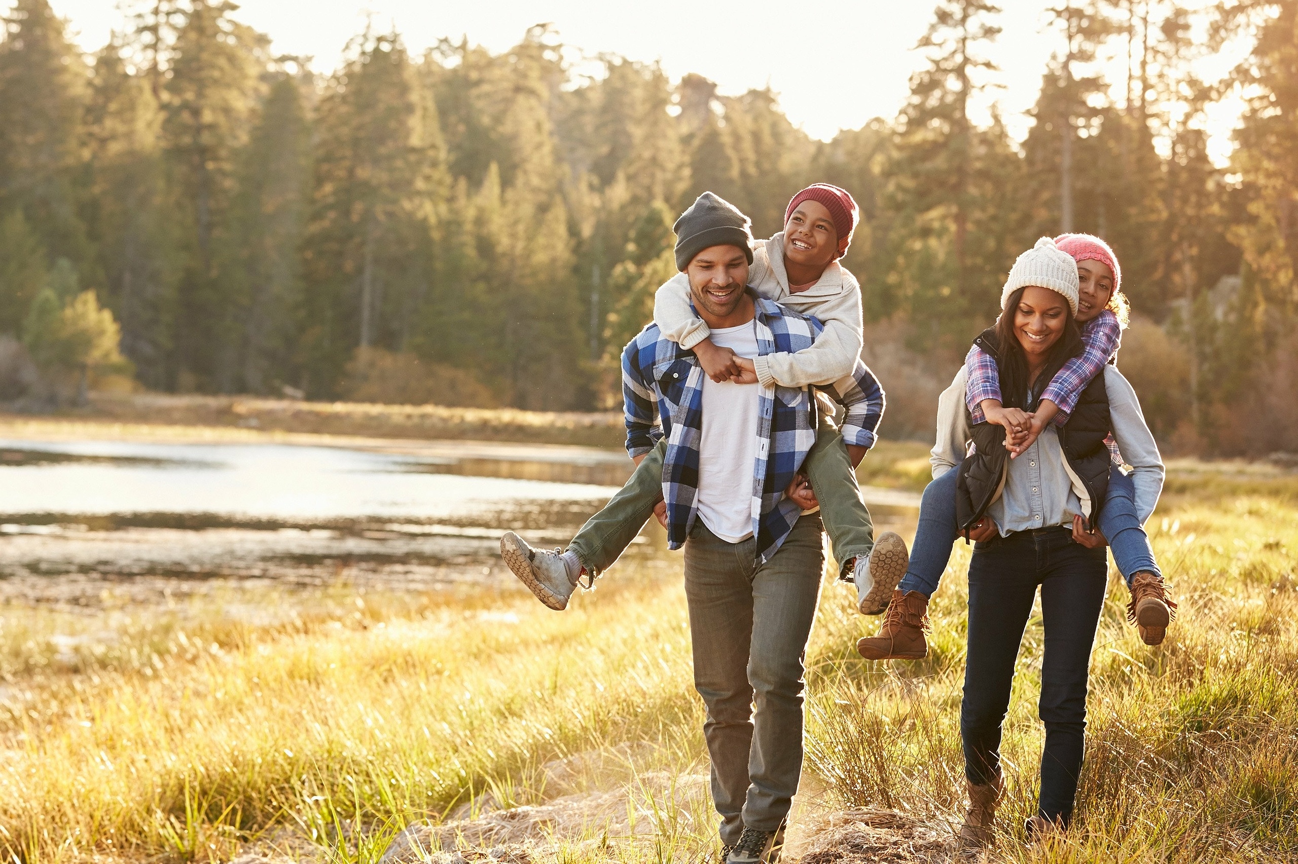 Familienfoto mit Kindern in der Natur 