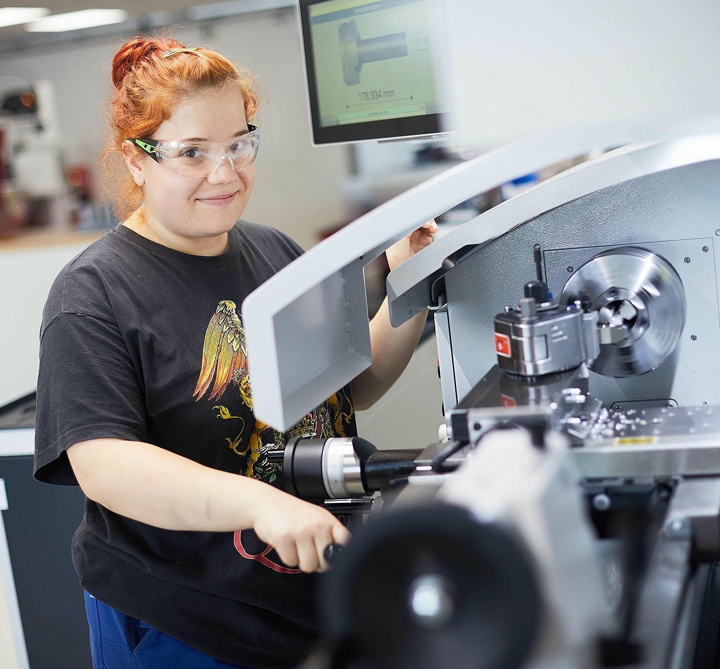 Auszubildende zur Industriemechanikerin an der Drehmaschine