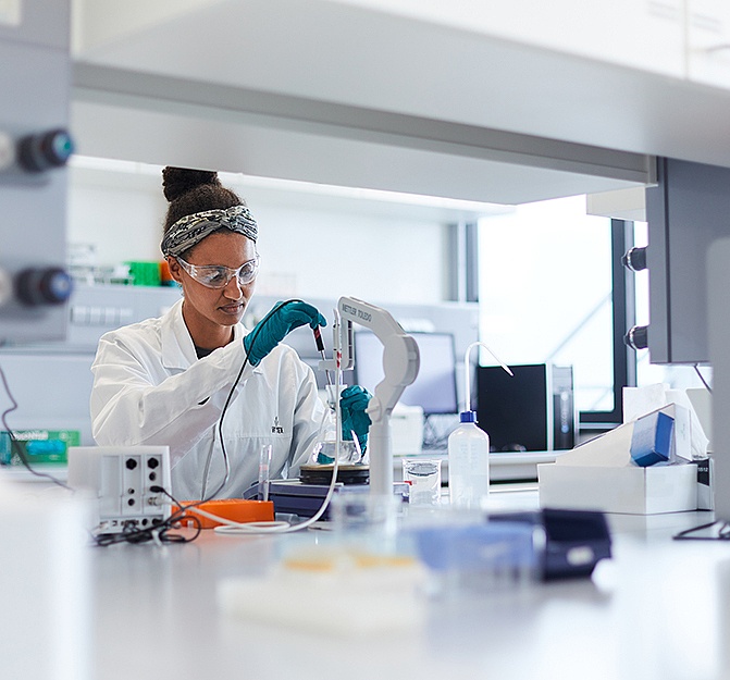 female lab worker preparing method transfer