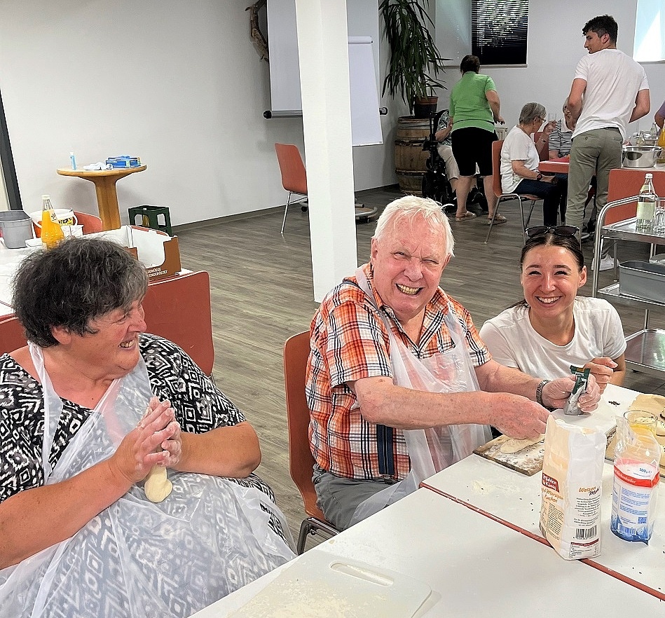 Vetter goes social 2024: Azubis und Studierende backen gemeinsam mit Senioren Brötchen zum Vesper