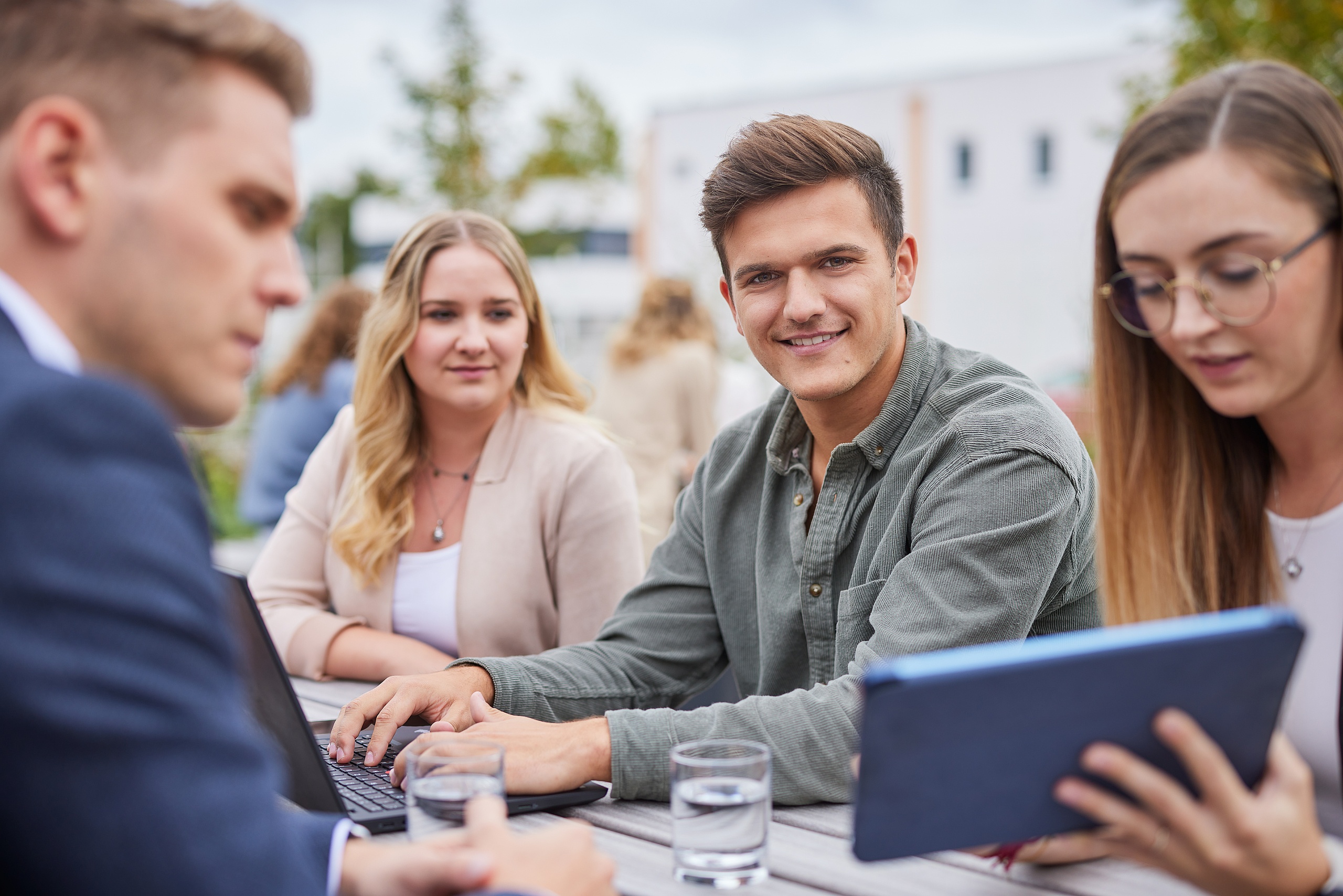 Mitarbeitende die zusammen im Team arbeiten 