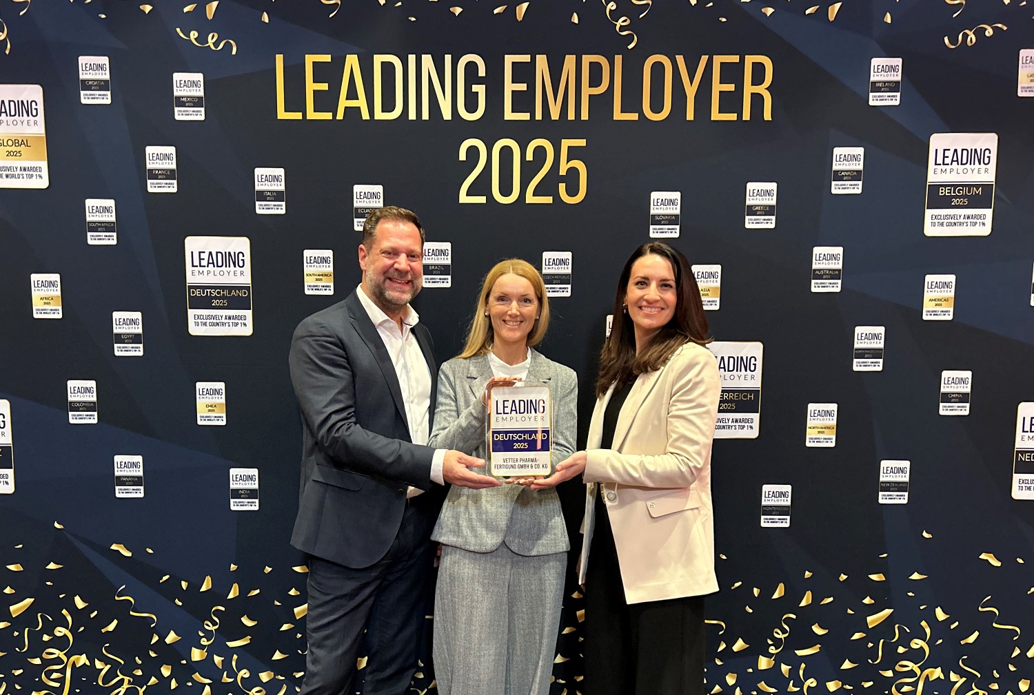 Auf der Preisverleihung nehmen Senior Vice President HR Tobias Bürger, die Teamleiterin Employer & Online Marketing Bettina Schwarz sowie Senior Managerin On-/Offboarding Jule Kessler den Leading Employer Award 2025 für Vetter entgegen