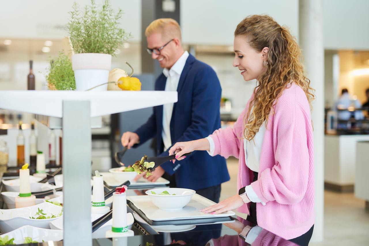 Vetter-Mitarbeitende schöpfen sich Essen im Betriebsrestaurant