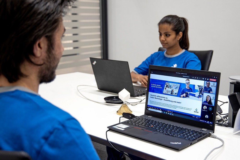 Kollege am Laptop bei Vetter Event