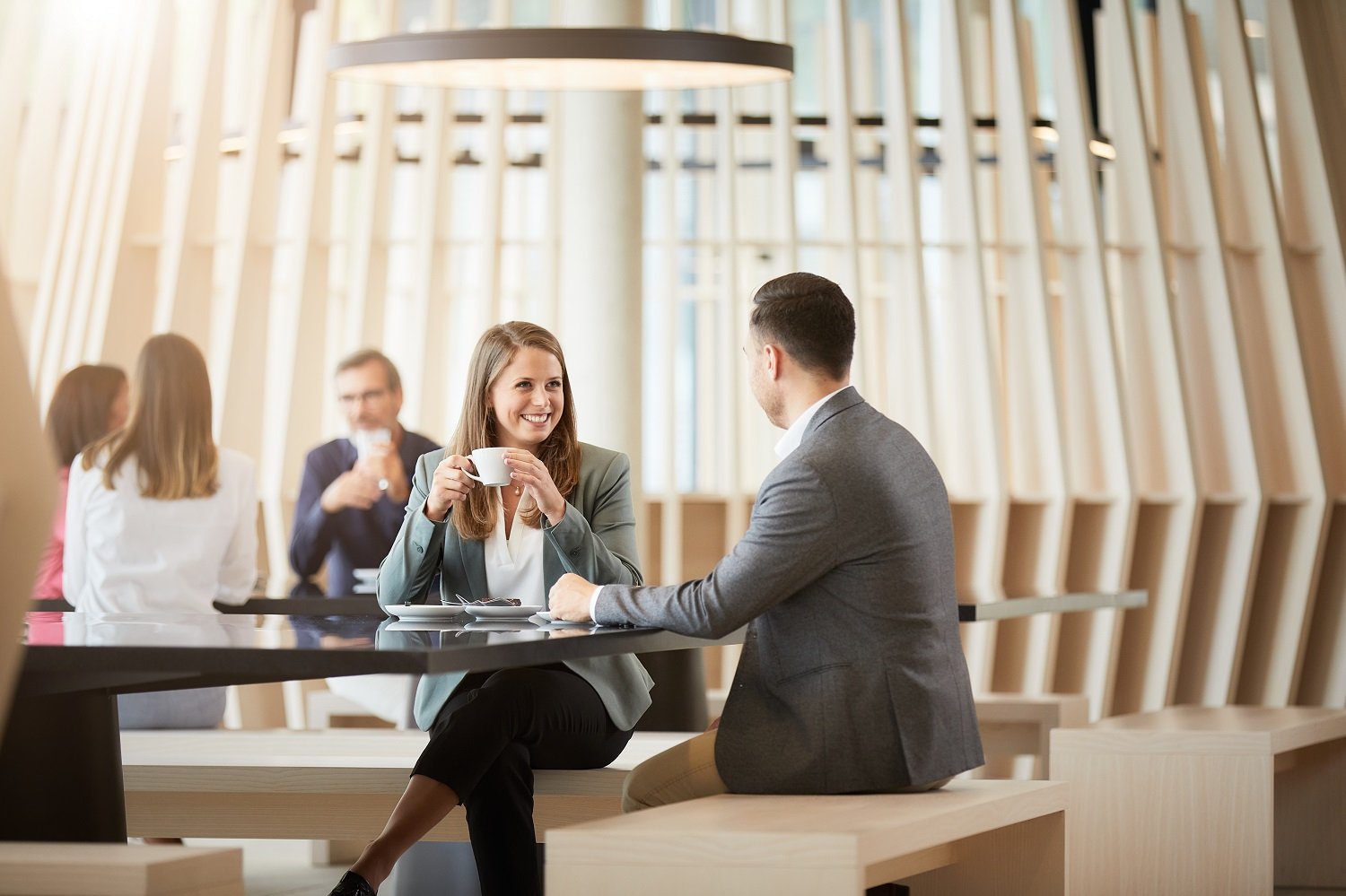 Mitarbeitende beim Kaffee trinken 