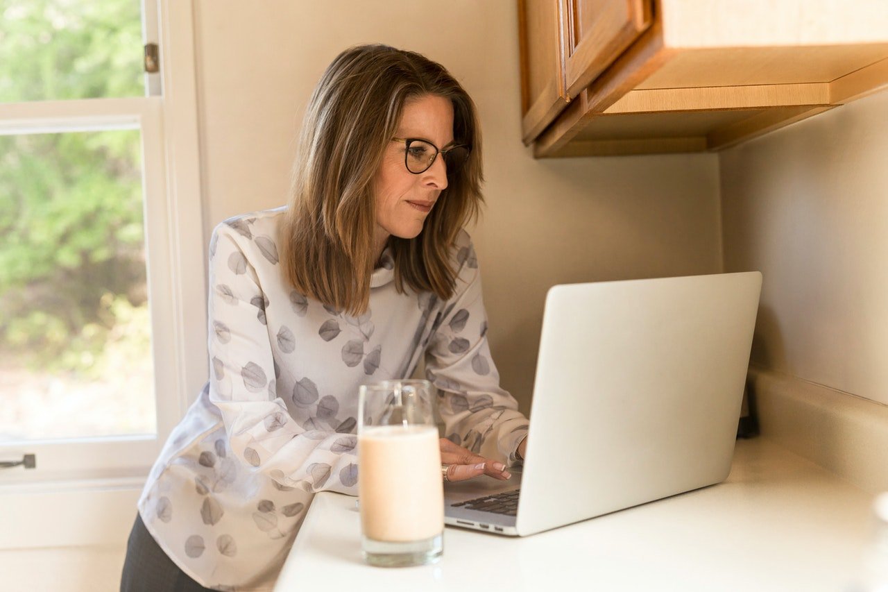 Eine Frau die an einem Laptop arbeitet 