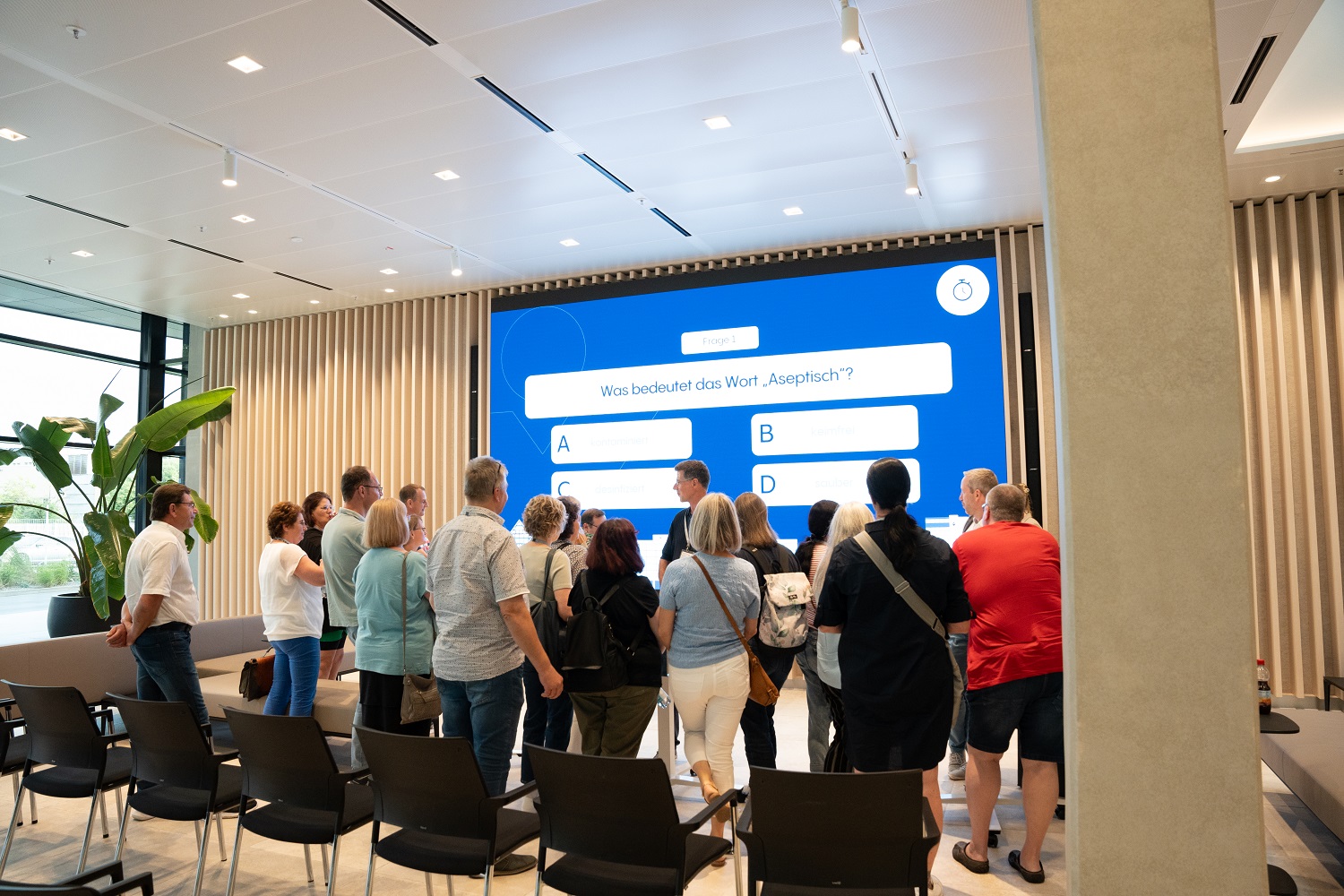 Besucher am Empfangsbereich des Headquarter Gebäude 