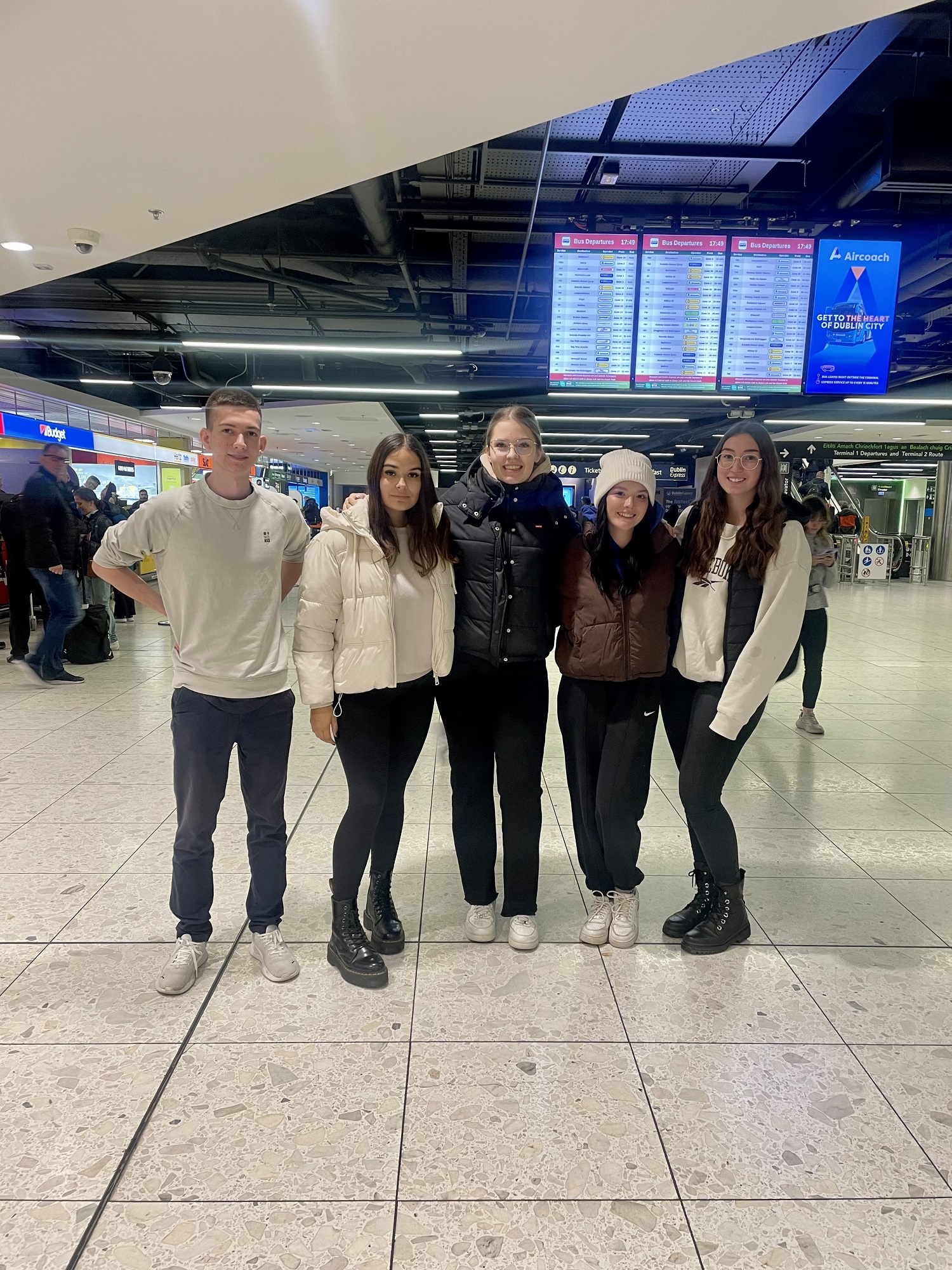 Gruppenbild von Auszubildenden am Flughafen 