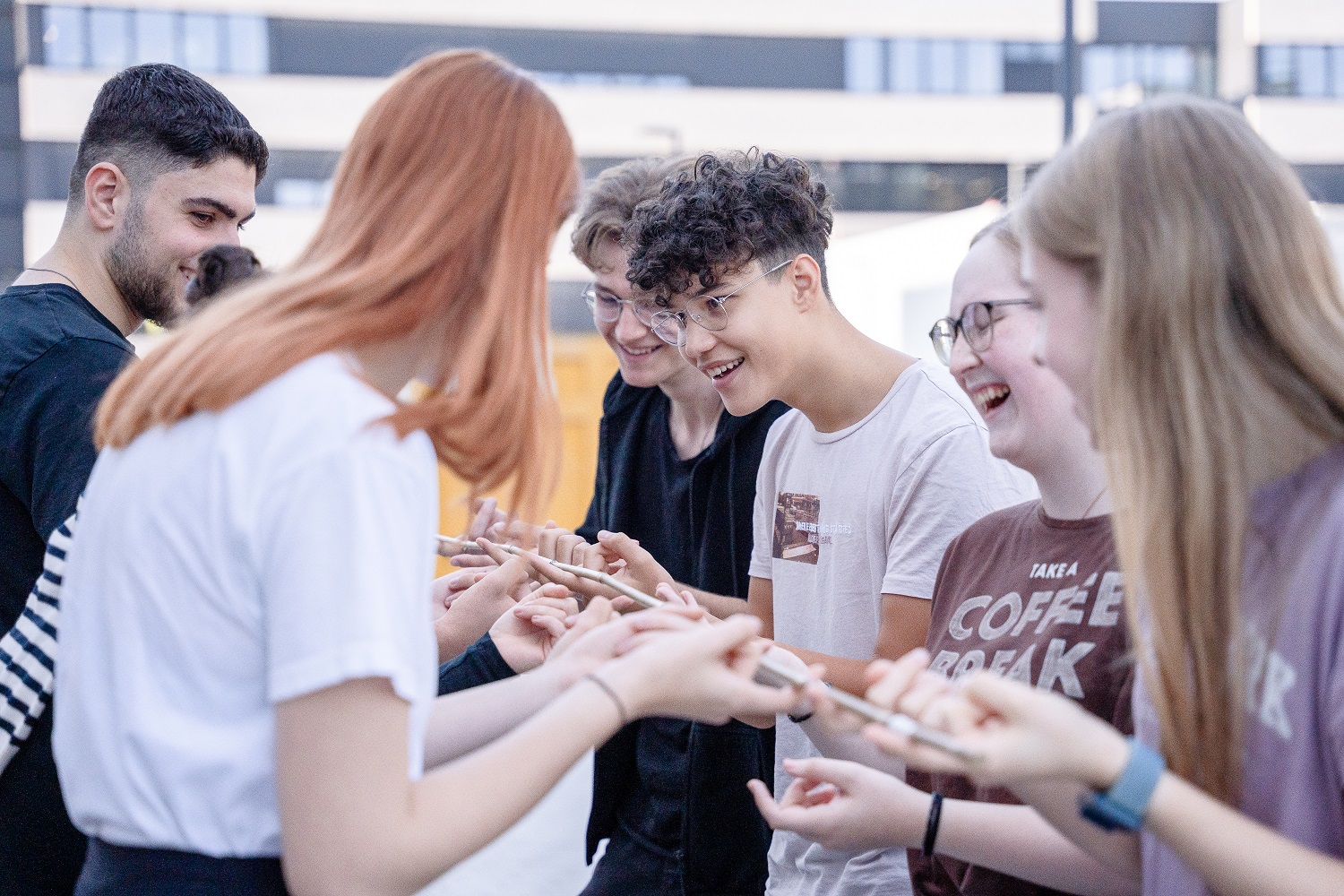 Azubi-Welcome-Tage 2024 bei Vetter: einige Azubis halten gemeinsam ein Seil und lachen