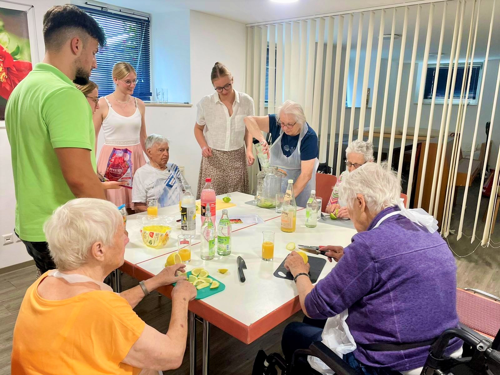 Vetter goes social 2024: Azubis und Studierende bereiten zusammen mit Senioren eine Limonade zu