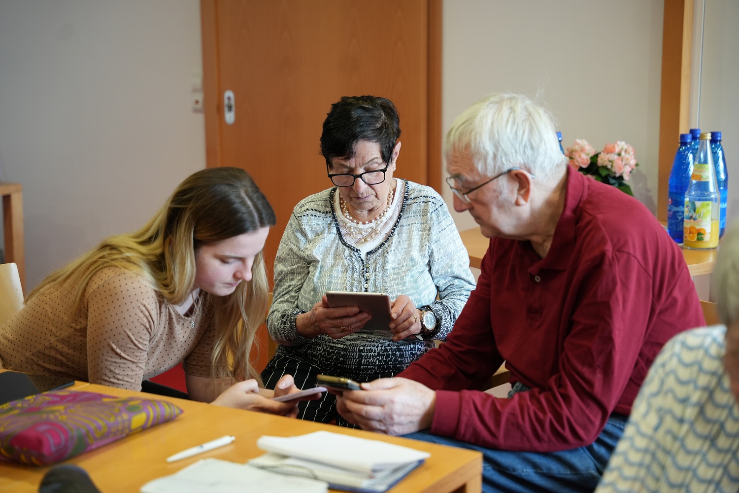 Vetter goes social 2024: Azubis und Studierende helfen Senioren bei Fragen rund ums Smartphone