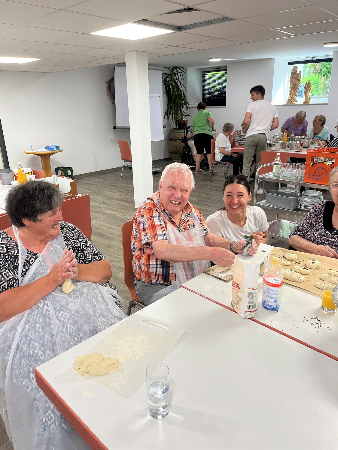 Vetter goes social 2024: Azubis und Studierende backen gemeinsam mit Senioren Brötchen zum Vesper