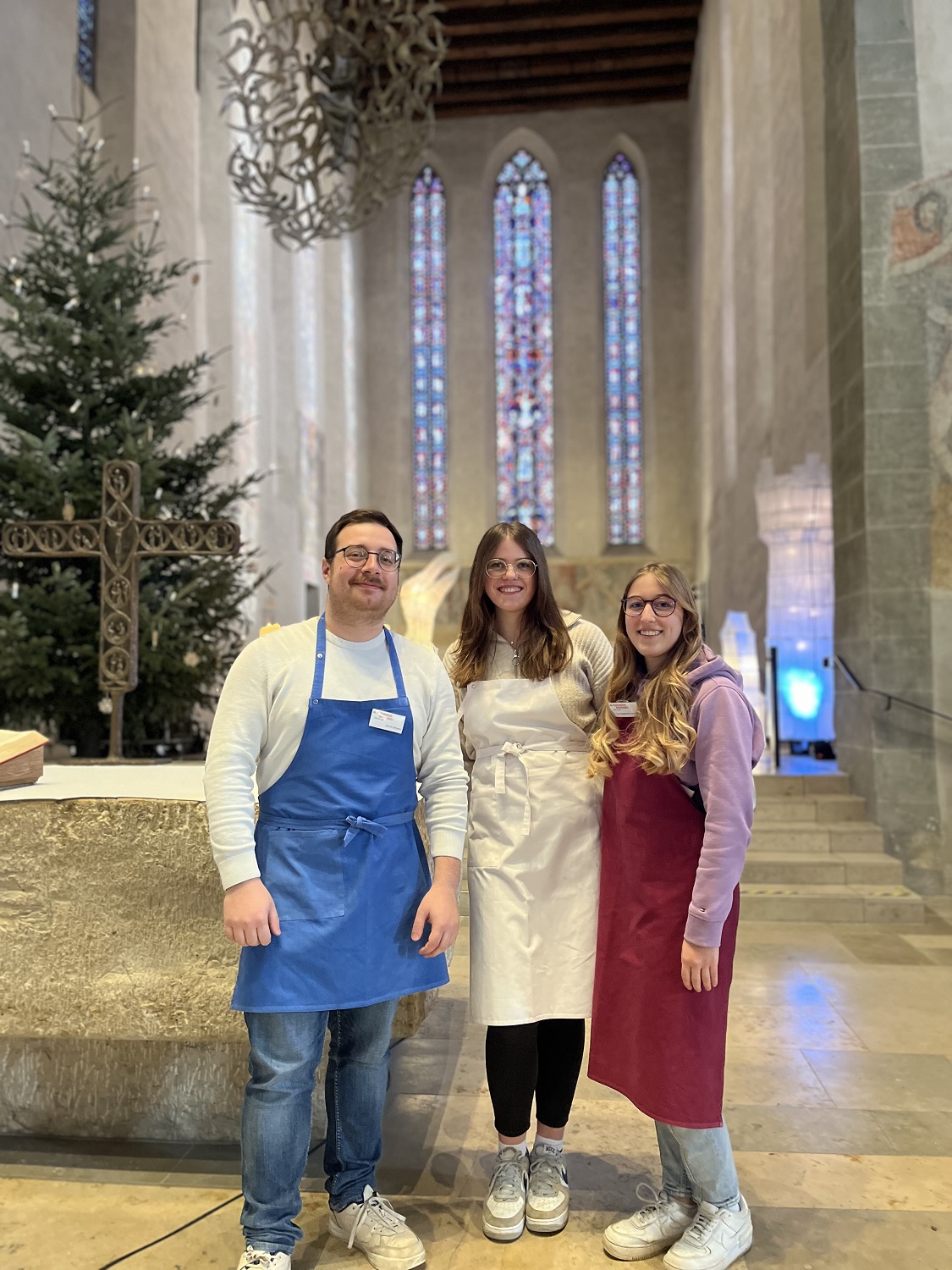 Gruppenbild von zwei Auszubildende und einem Ausbilder in der Vesperkirche 