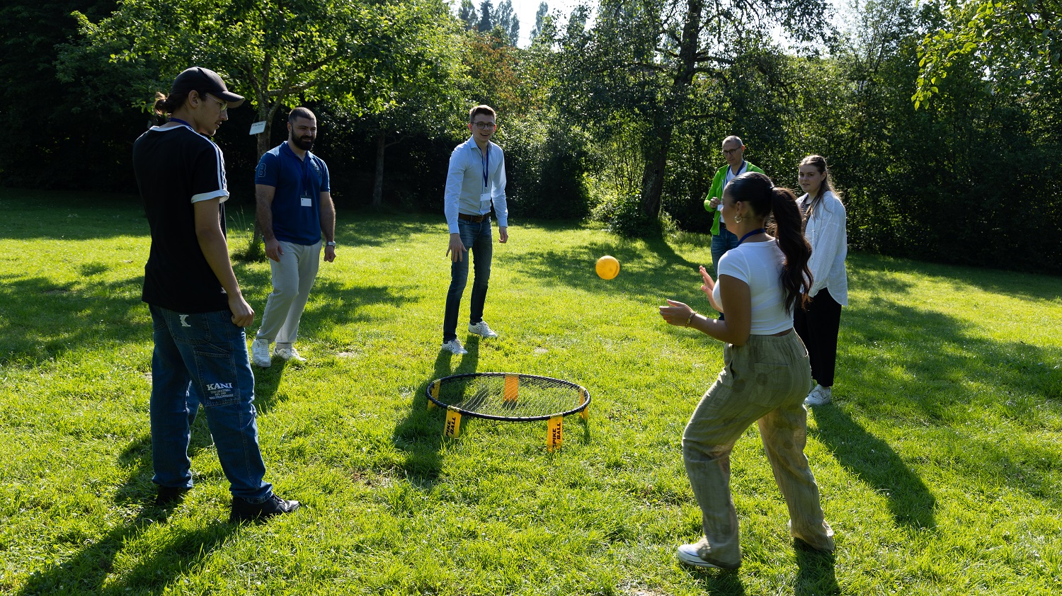 Azubi-Event 2024: Azubis bei einem Ballspiel auf einer Wiese