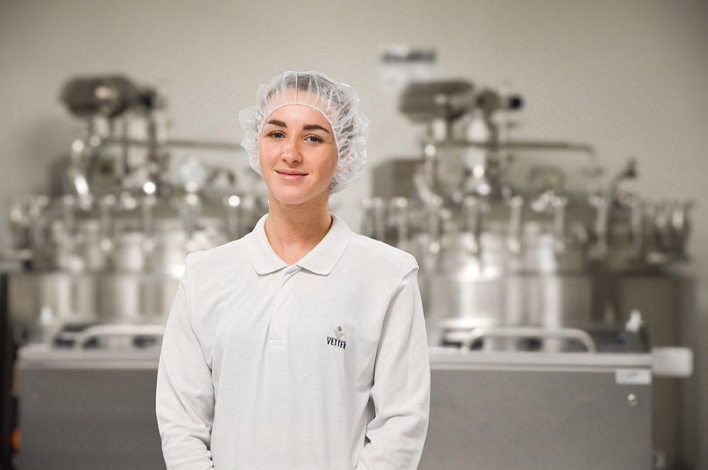 Portraitbild einer Mitarbeiterin in der Lösungsherstellung 