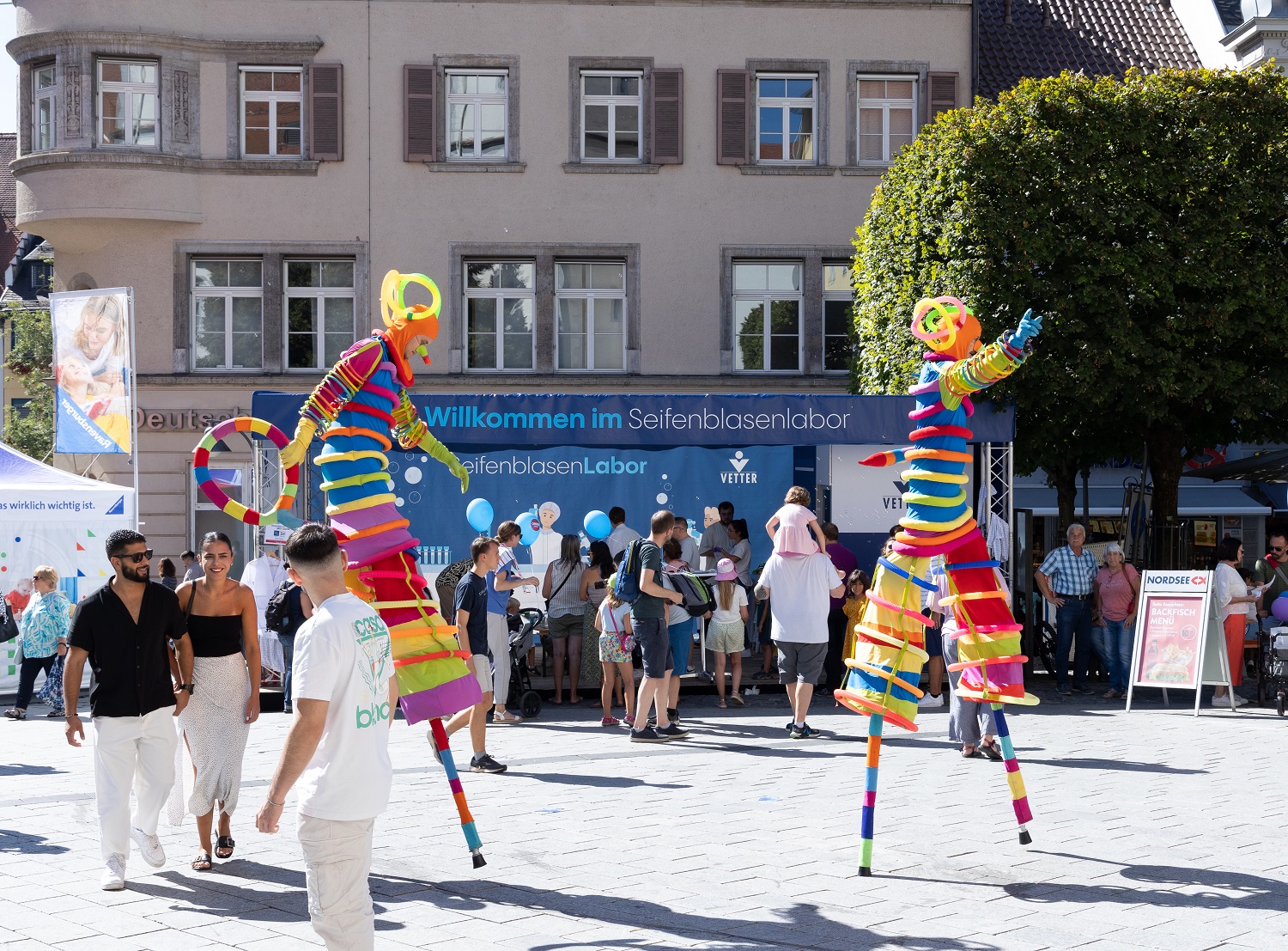 Vetter Seifenblasenlabor bei Ravensburg spielt 2024: Clowns auf Stelzen begeistern die Kinder