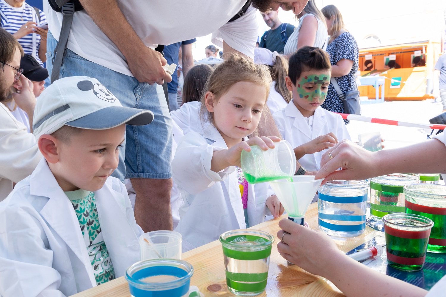 Vetter Seifenblasenlabor bei Ravensburg spielt 2024: Kinder stellen Seifenblasenlösung her