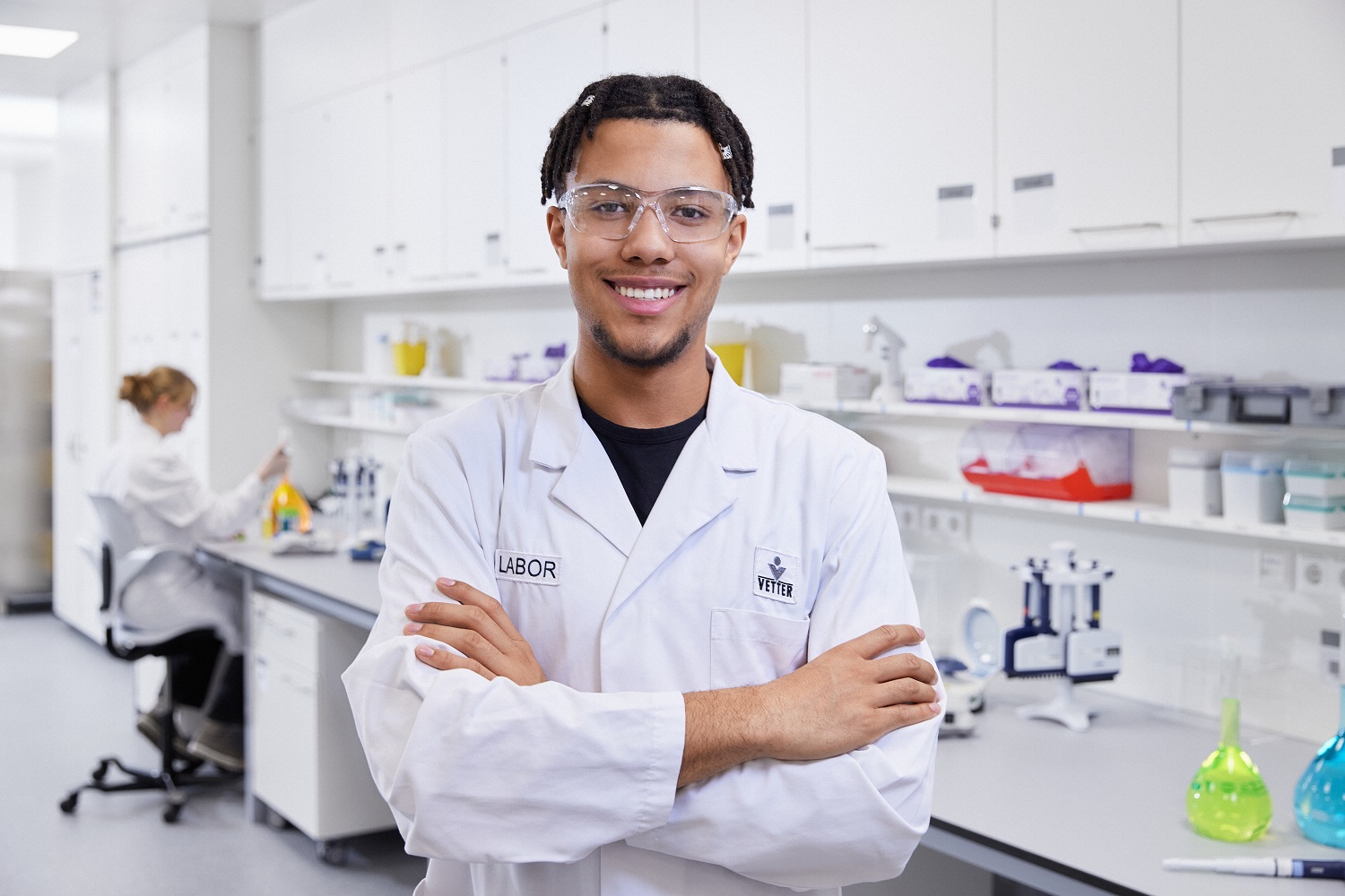 Azubi Nicolas wird bei Vetter zum Chemielaboranten ausgebildet